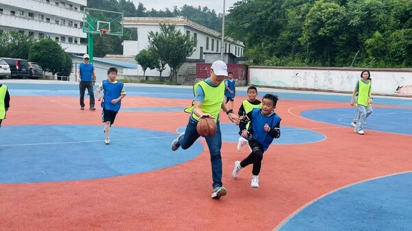 龙里县草原小学梦想球场友谊赛