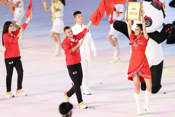 阿尔巴尼亚代表团身着特步赞助装备作为首个代表团入场