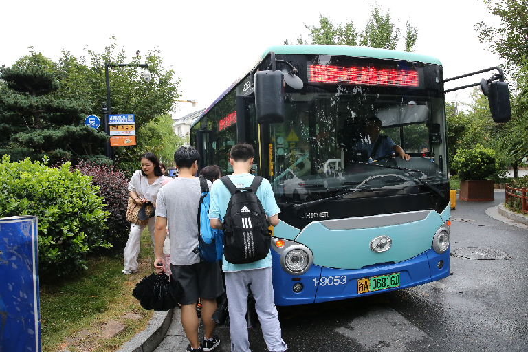 喜迎亚洲体育盛会！苏州金龙纯电微巴杭州闪亮出圈