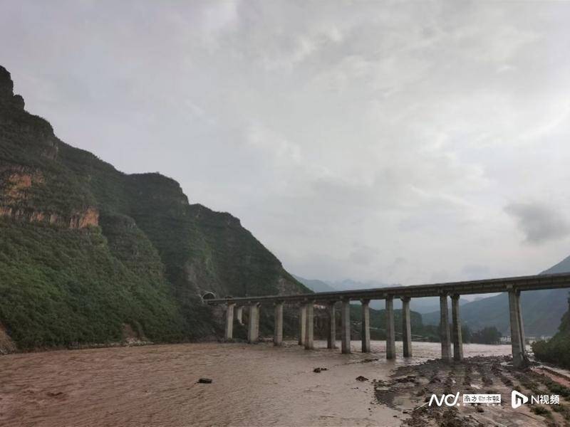 河北野三坡景区受灾严重，洪水冲毁民宿，深山村民等待救援