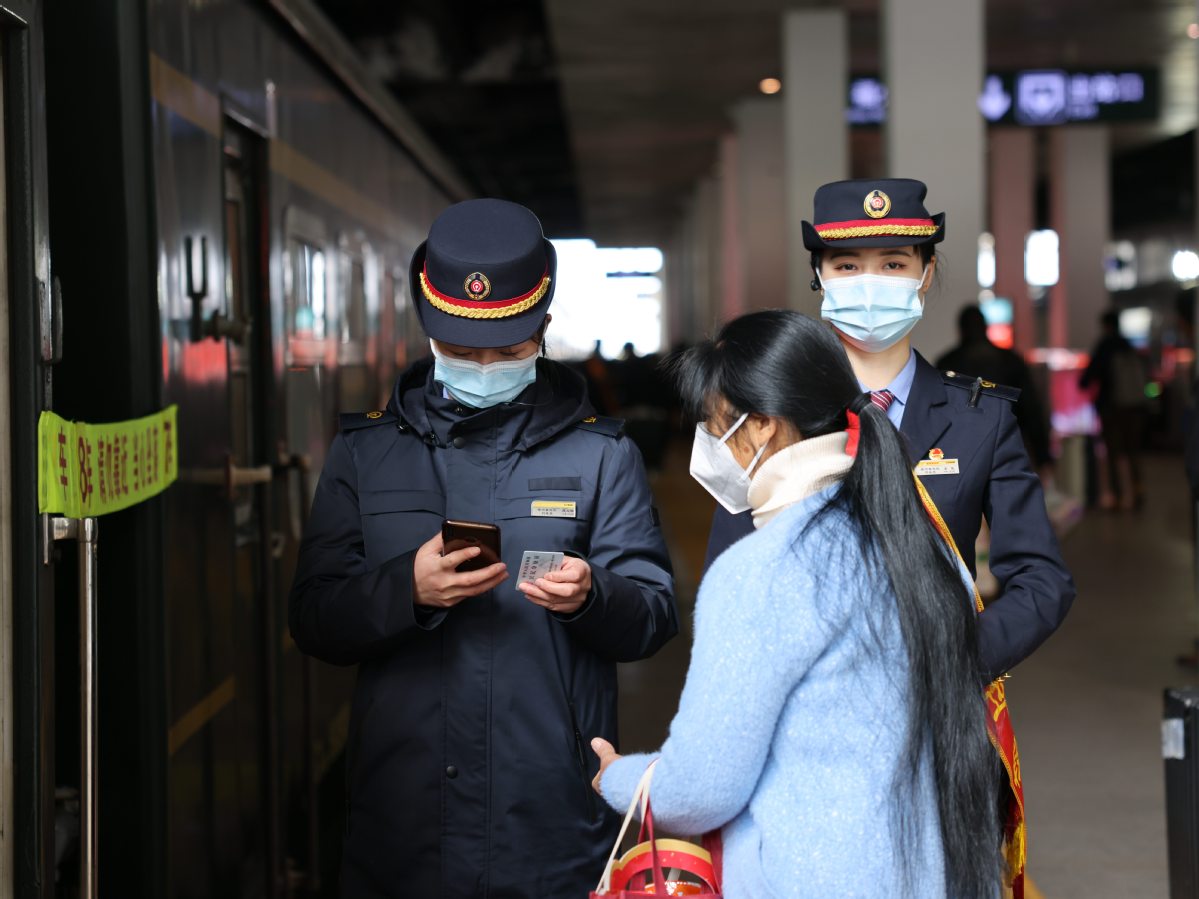 铁路春运：回家的路，温馨的旅程