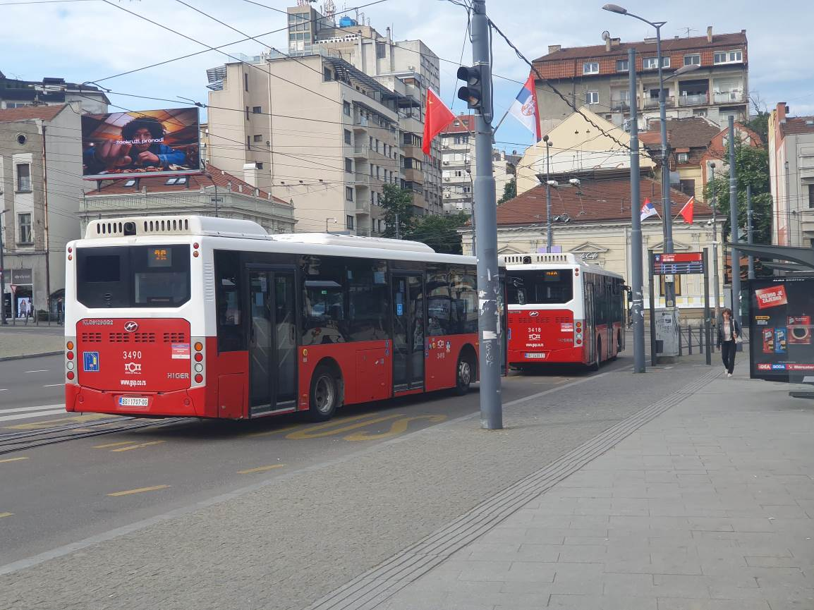 塞尔维亚街头的中国元素不只是五星红旗，还有苏州金龙海格客车！