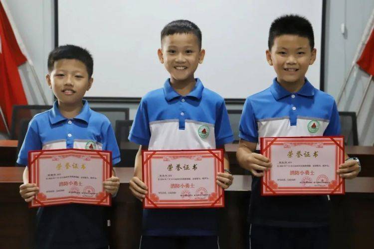 自古英雄出少年！三名小学生分工合作一条龙式帮救火