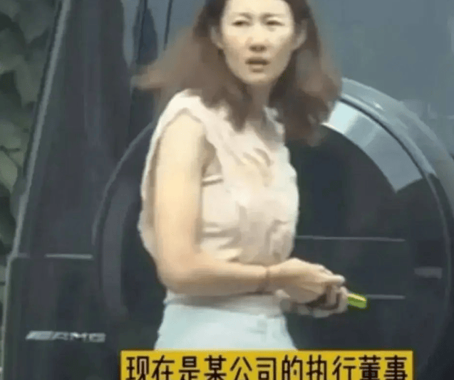 王宝强带女友为甄子丹庆生，冯清身高1米78身材傲人，比马蓉强太多？