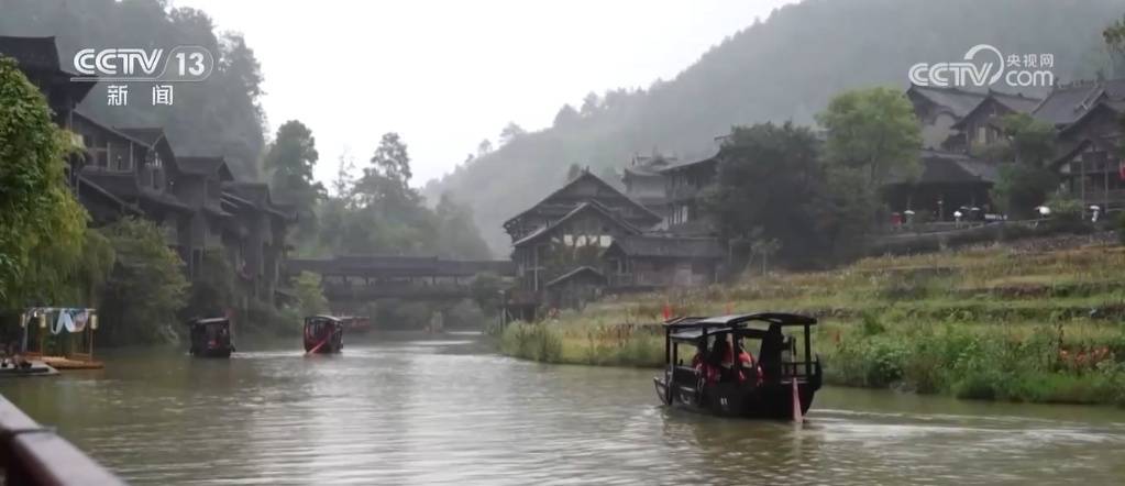 各地景区人潮涌动活力足 文旅市场“火”出新高度