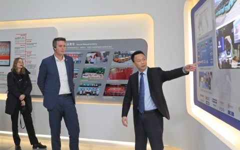 卢森堡经济部长参访苏州金龙  见证批量海格纯电公交扬帆出海