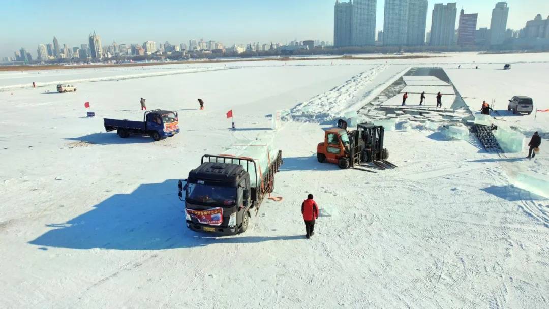 松花江上采冰忙 哈尔滨冰雪大世界开采存冰 备战下个冰雪季