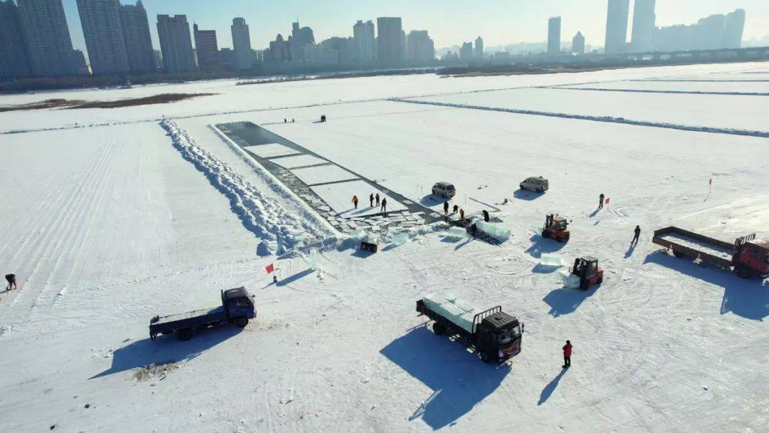 松花江上采冰忙 哈尔滨冰雪大世界开采存冰 备战下个冰雪季