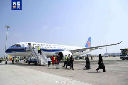 C919首次搭载旅客飞抵三亚