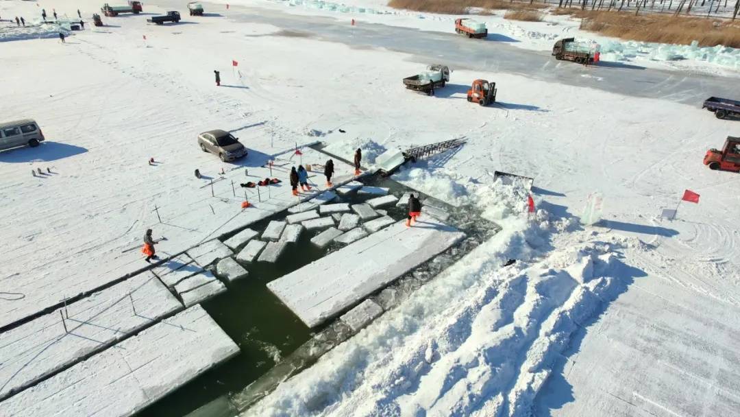 松花江上采冰忙 哈尔滨冰雪大世界开采存冰 备战下个冰雪季