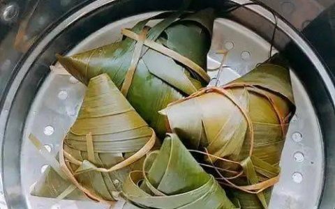 加热粽子用水煮还是蒸？10个人9个错，难怪不香不软糯