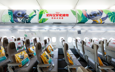 东航开启有爱之旅 “星际宝贝史迪奇”主题航班欢乐启航