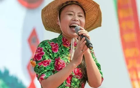 42岁百万网红“草帽姐”确诊肝病，在医院哭得泣不成声，劝粉丝不要常生气