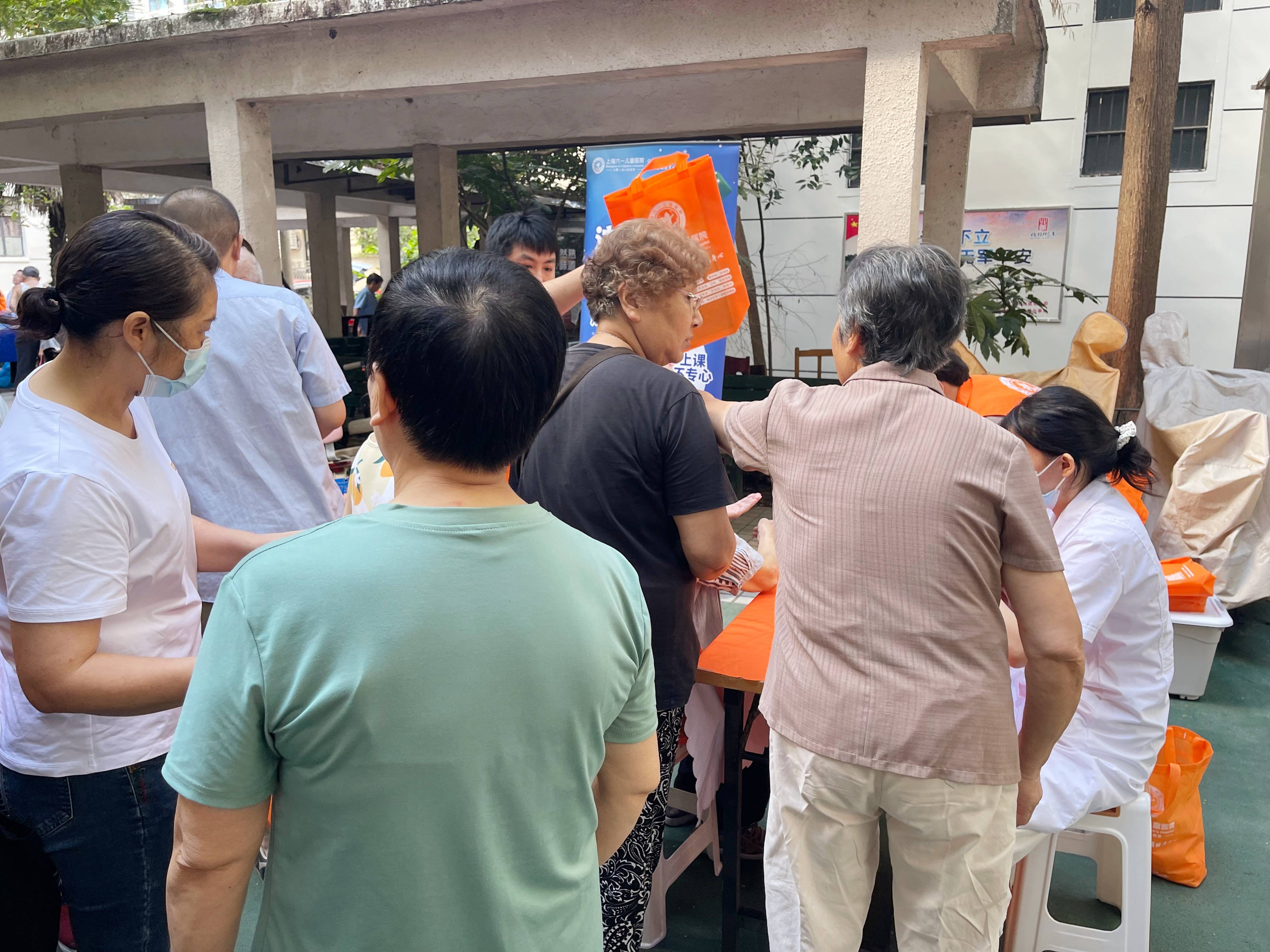 南星小区迎健康服务！上海六一儿童医院专家团队便民服务温暖居民