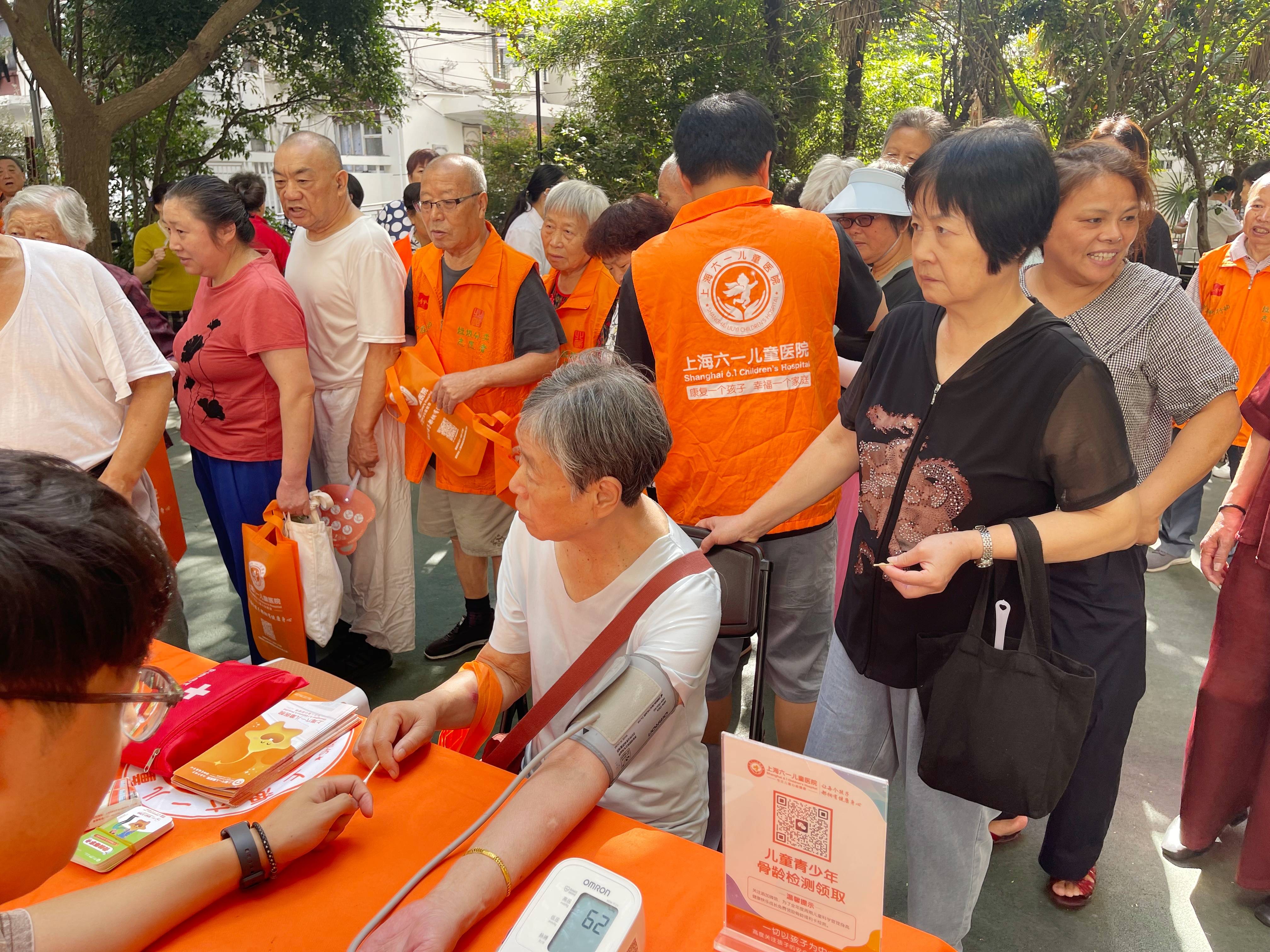 南星小区迎健康服务！上海六一儿童医院专家团队便民服务温暖居民