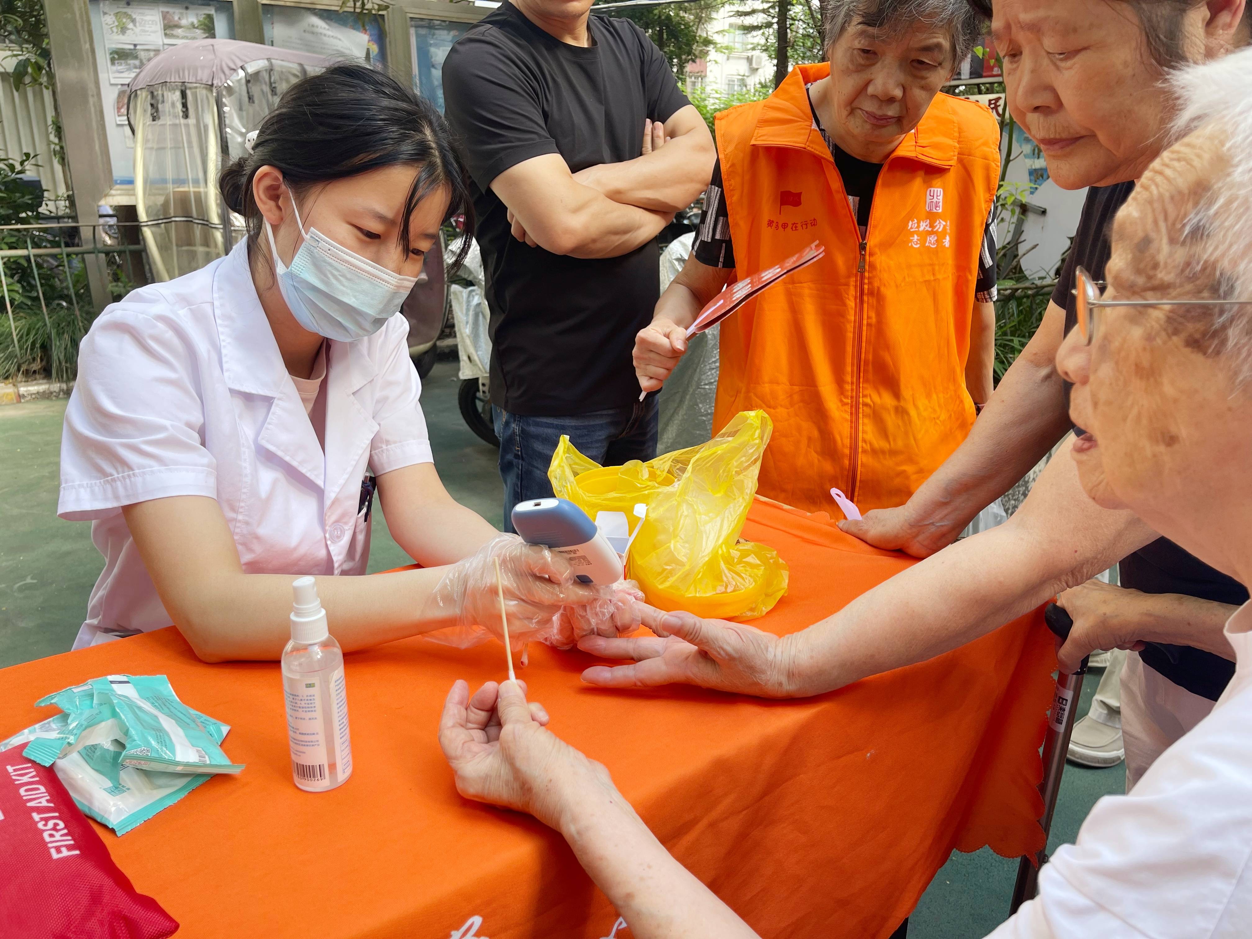 南星小区迎健康服务！上海六一儿童医院专家团队便民服务温暖居民