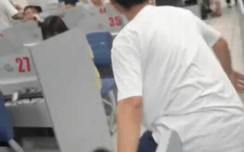 男生得知好友仅609分后瞬间弹起 展现男生之间纯洁真挚的情谊