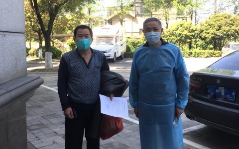 四胞胎高考出分，父亲致电警察报喜：感谢您去年对我的帮助