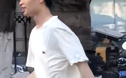 网友在山东街头偶遇北大韦神，一路步伐轻快，面带微笑神采奕奕