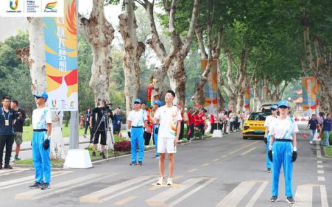 梦想正当“燃”，为青春护航！特步助力成都大运会火炬传递