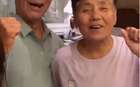 孙女带爷爷奶奶旅游 出发前要先宣誓笑翻网友