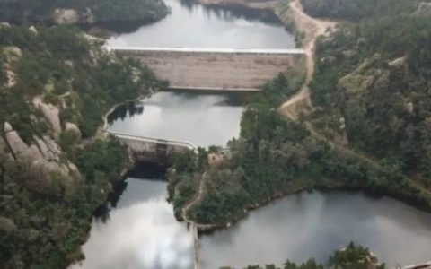 大爷大妈围聚水库“放生”矿泉水 网友表示看不懂