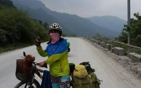离婚后患上抑郁症，65岁阿姨8年骑行12国，只会四句英语闯世界