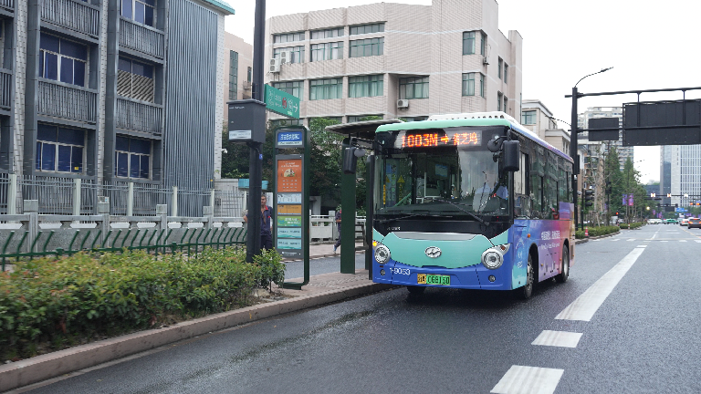 喜迎亚洲体育盛会！苏州金龙纯电微巴杭州闪亮出圈