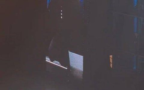 张学友演唱会上晕倒 强忍不适起身继续演出