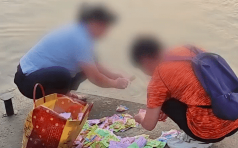 东莞两名女子往河里“放生”鱼豆腐，水务局工作人员回应