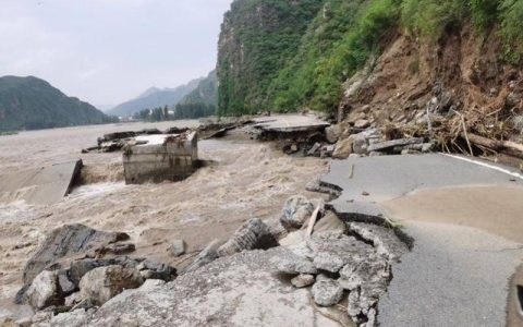 河北野三坡景区受灾严重，洪水冲毁民宿，深山村民等待救援