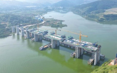 十堰神定河大桥首个边跨顺利合龙