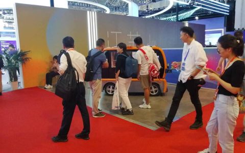 苏州金龙无人驾驶售货车惊艳南京，“黑科技”吸睛无数