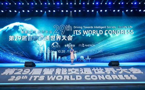 交通运输部副部长李扬一行体验苏州金龙海格无人驾驶巴士