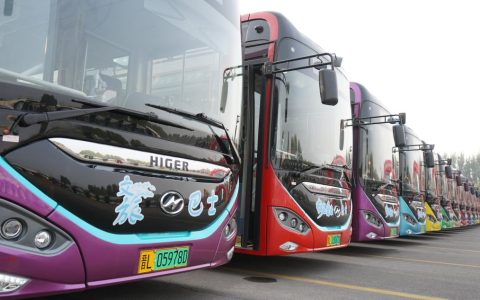 流动“彩虹”！64辆苏州金龙七彩巴士扮靓“华夏第一都”临汾