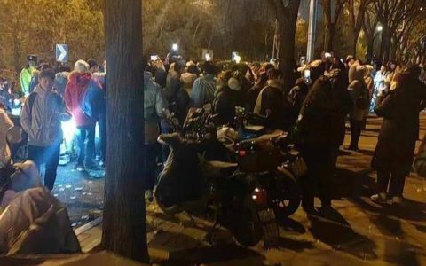 名校学子争抢“鹅腿阿姨”，不止是美食的吸引