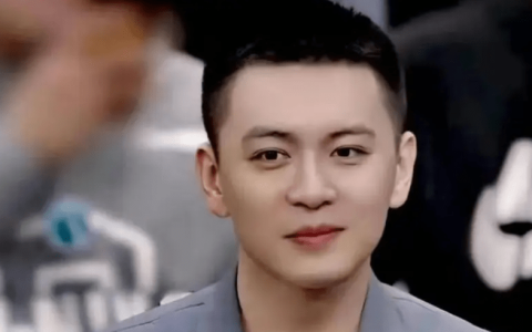 杨鸣妻子疑发长文曝男方出轨细节：小三曾晒出照片，疑似杨鸣搂着脖子