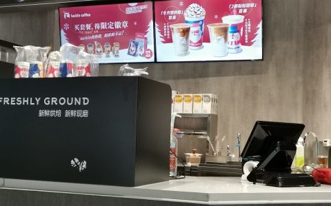 探访“烂手”风波中的瑞幸门店：店员全程戴手套，一小时洗手两次