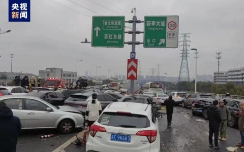 突发：苏州一高架路面结冰上百辆车相撞