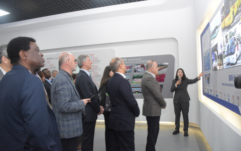 28位驻华大使、公使参访苏州金龙 点赞刚刚全球发布的新V系大巴