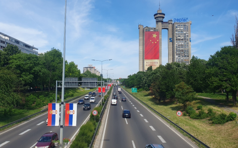 塞尔维亚街头的中国元素不只是五星红旗，还有苏州金龙海格客车！