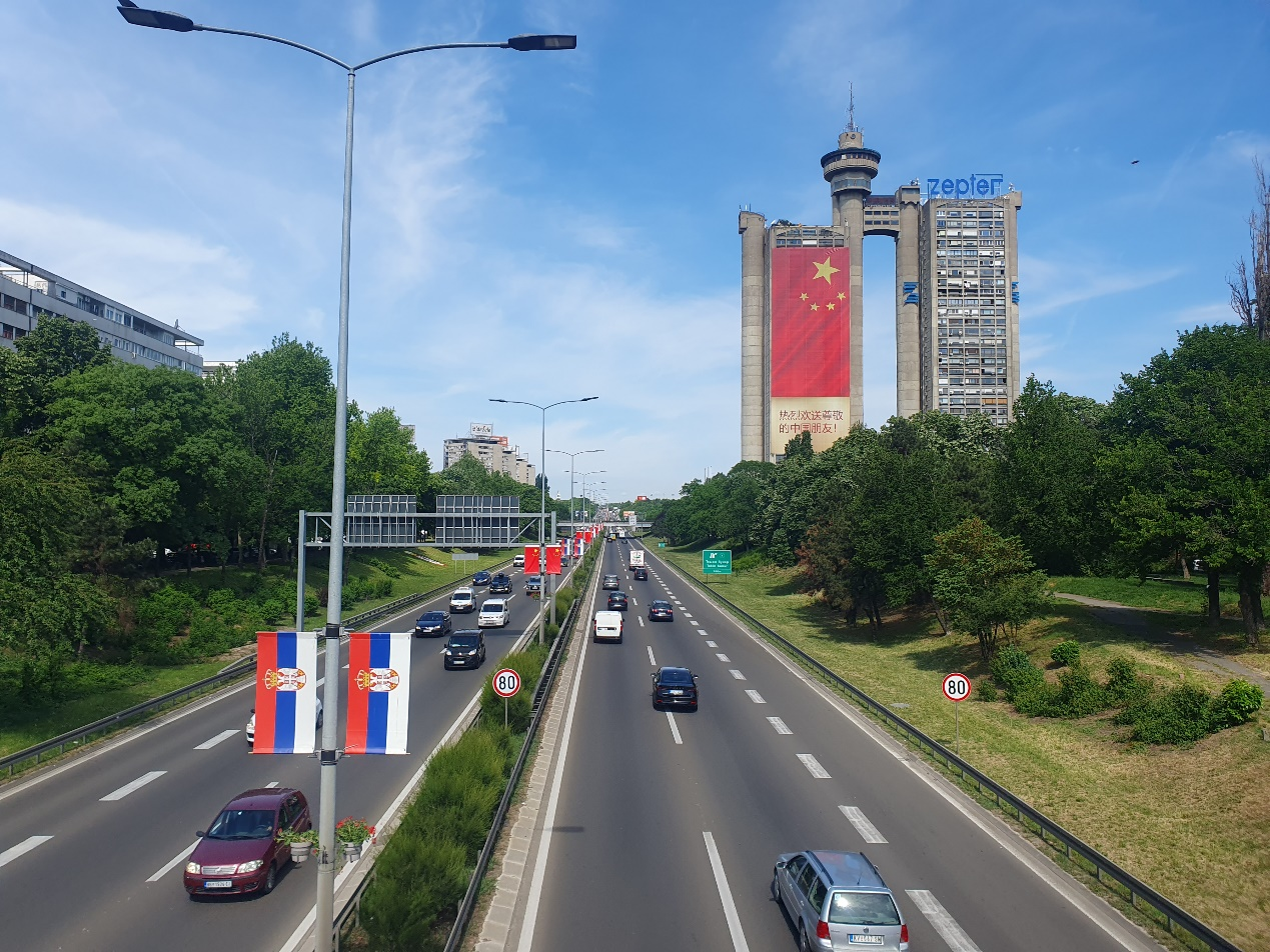 塞尔维亚街头的中国元素不只是五星红旗，还有苏州金龙海格客车！