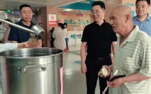 用一杯消暑的绿豆汤，温暖患者的心——河南理工大一附院夏日送“清凉”