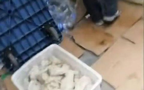 胖东来为买擀面皮顾客补偿共883.3万元，相关工作人员被辞退、免职