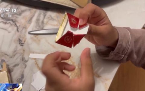 男孩成绩退步爸爸怒烧近千张烟卡 新型“虎门销烟”