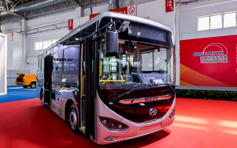 打造客运提质增效新模式！苏州金龙客货邮融合公交闪耀2024道路运输车辆展