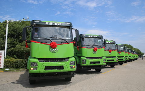 共谱绿色城市建设新篇章! 苏州金龙批量新能源自卸车交付海蓝居