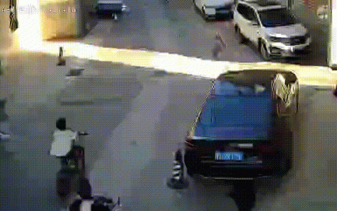 自古英雄出少年！三名小学生分工合作一条龙式帮救火