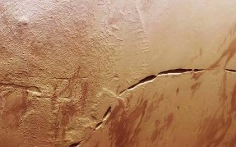 “火星快车”号数据图显示：红色星球上有条大裂缝