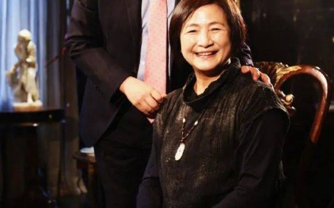 主持人曹可凡微博发文悼念郑佩佩：天堂没有痛苦，祈愿她一路走好！